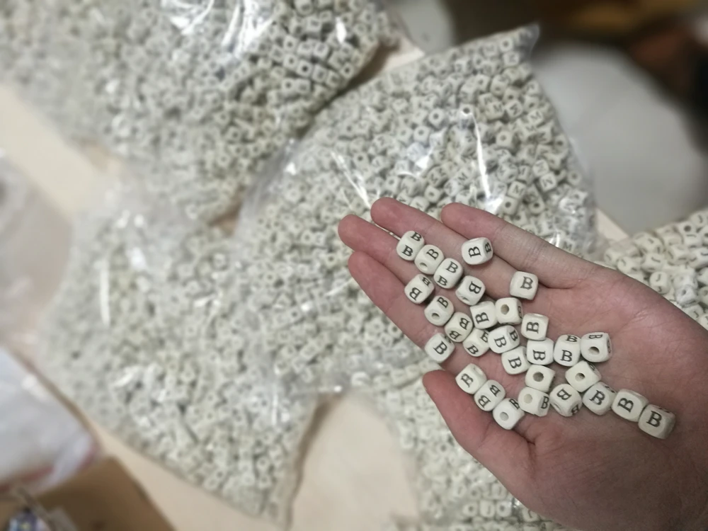 300Pcs Valgt et Enkelt Brev Naturlige Alfabet Træ Spacer Perler Til smykkefremstilling Julegave DIY Tilbehør Resultater