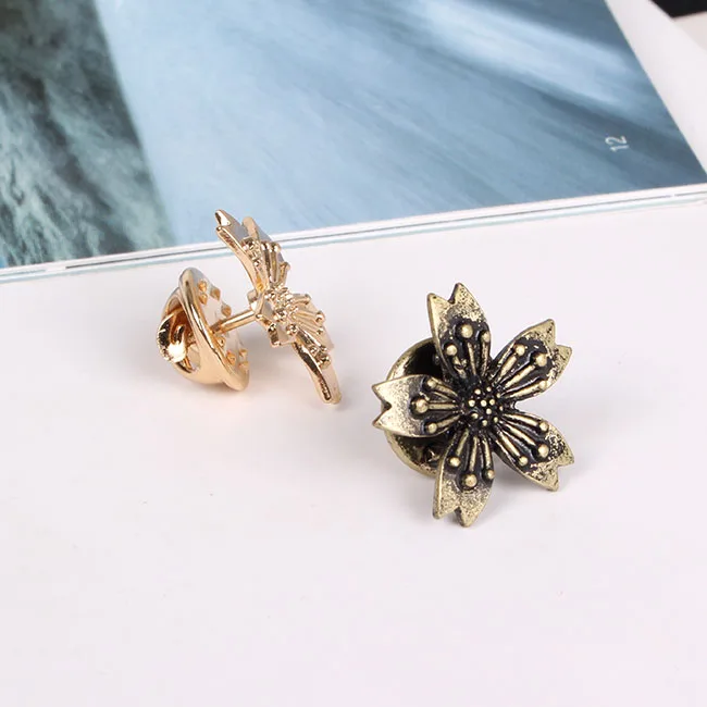 Gratis shipping engros 20pcs /masse mode smykker tilbehør metal blomst sakura broche pin-badge