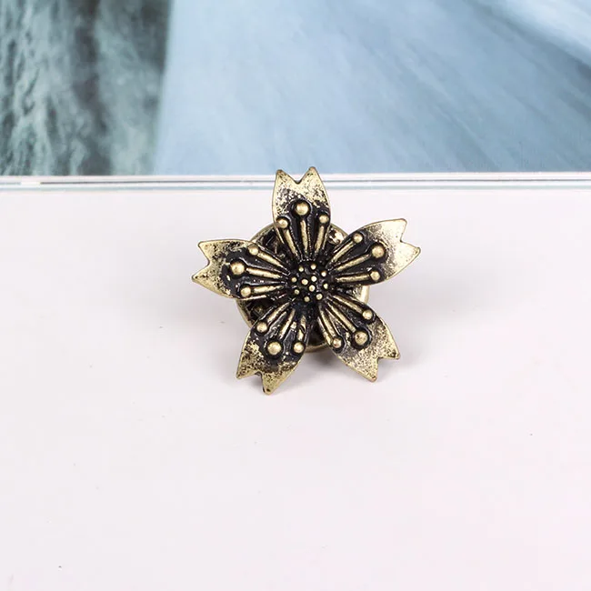 Gratis shipping engros 20pcs /masse mode smykker tilbehør metal blomst sakura broche pin-badge
