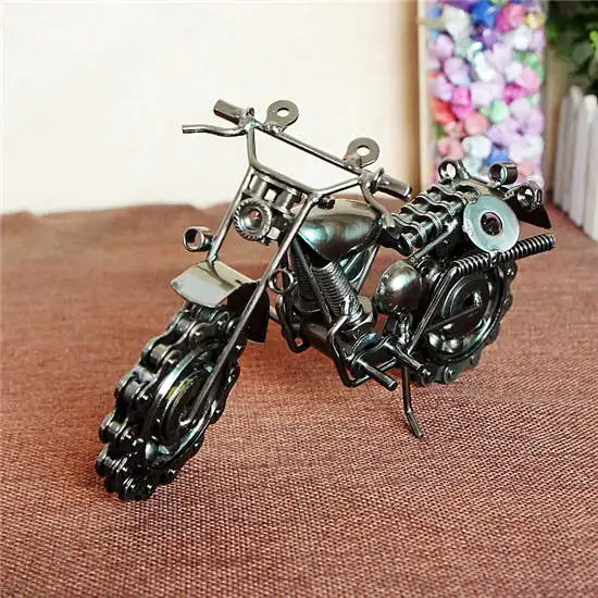 Hånd-lavet af metal metal ring strygejern dekoration proces smuk bue med motorcykel metal ring statue placeret Påske