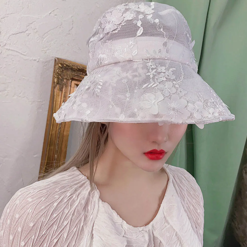 Lace Blomster Wide Brim Hvid Smmer Hat til Kvinder UV50 Sammenklappelig solhat Damer Hat bryllupsfest Derby Hat Silke Fiskeri Spand Cap